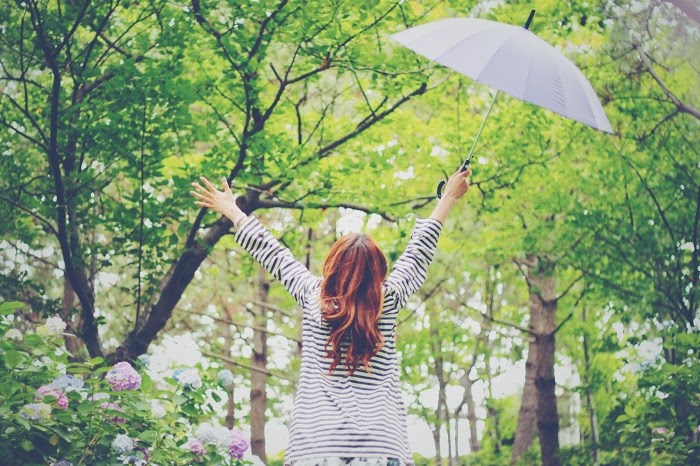 雨　女子