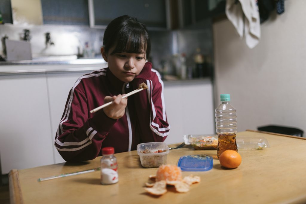 残りものを食べる女性