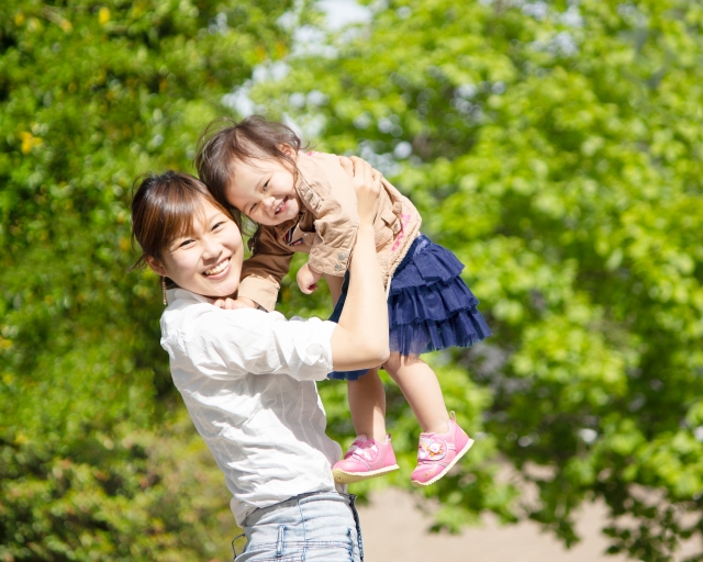 子供を抱っこする親