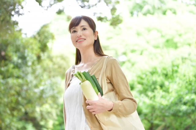 買い物帰りの女性