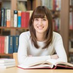 読書する女性