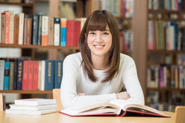 読書する女性