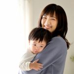 子どもを抱っこするお母さん