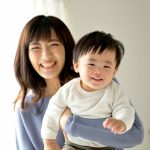 子を抱っこする母親