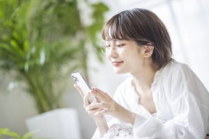 スマホをいじる女性